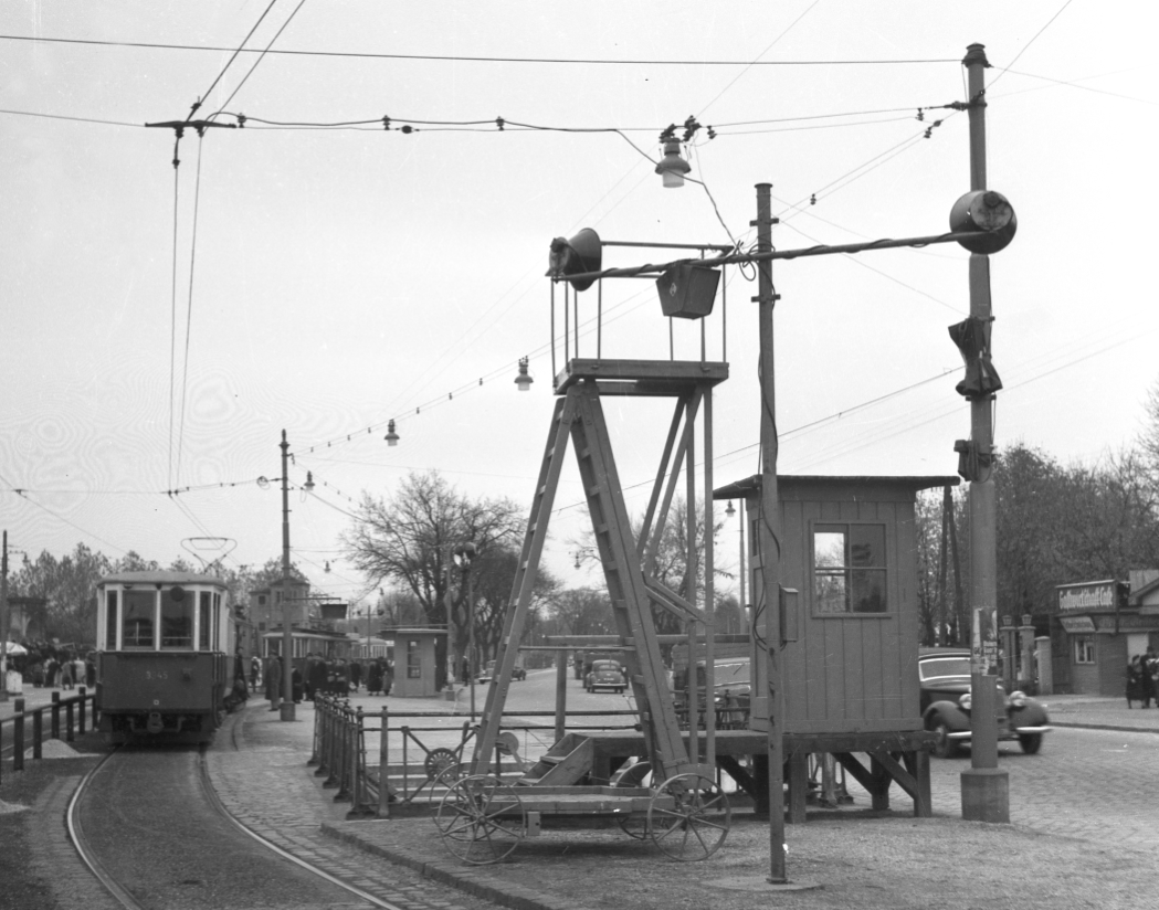 Zentralfriedhofsverkehr November 1952 beim 2.Tor in Simmering mit Zug der Type k5 3945 und G2, 