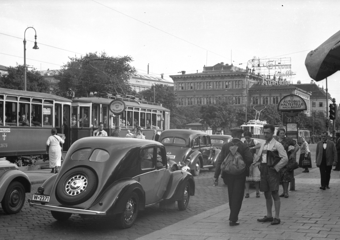 Verkehrssituation am Karlsplatz mit Menschen,Autos und Zug der Linie 62 Type k3 3676 und Type K  etwa 1952