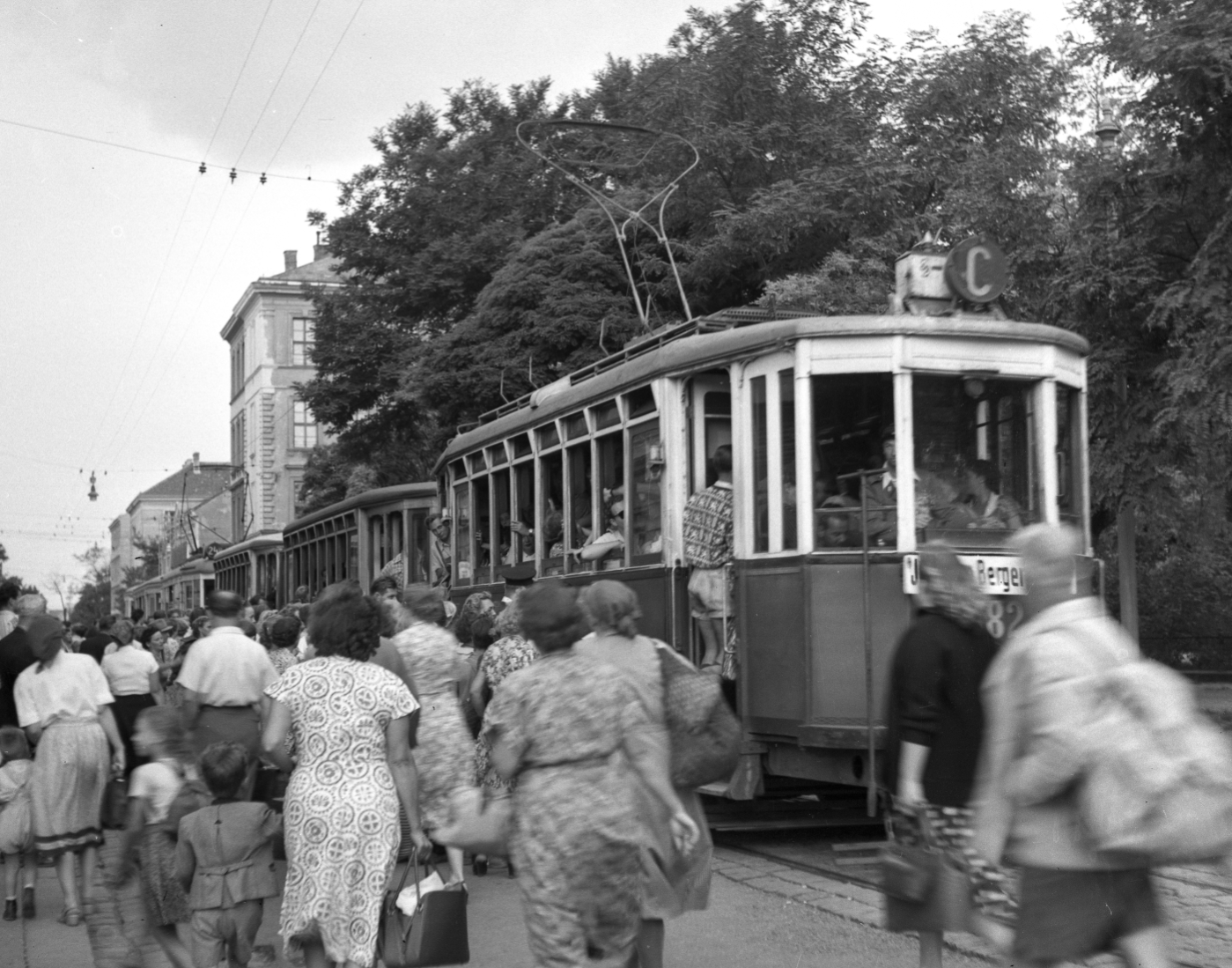 Bäderverkehr in der Schüttaustraße am Schüttauplatz mit einem Zug der Linie C Type K und zwei Tonnendachbeiwagen,vermutlich k3,etwa 1952 mit vielen Fahrgästen in der Station und im Zug.