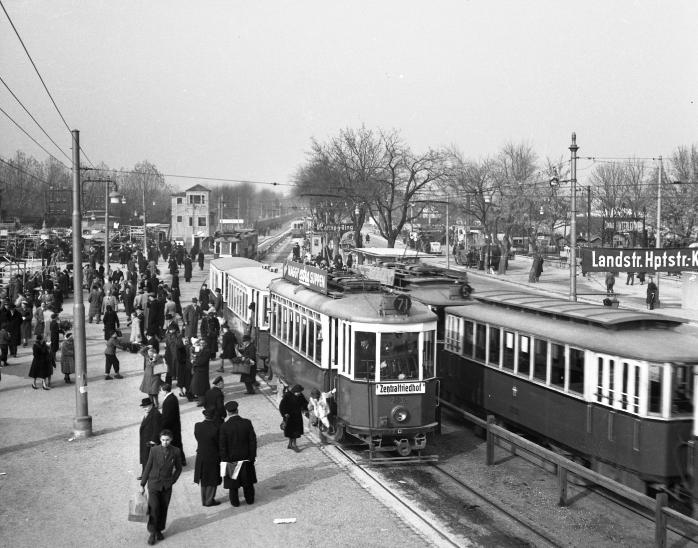 Zentralfriedhofsverkehr 1.November 1952 beim 2.Tor in Simmering, zu sehen ein Dreiwagenzug der Type K 2538 und Beiwagen, Richtung Stadt ein Zug der Linie 6 mit Type G
und Beiwagen