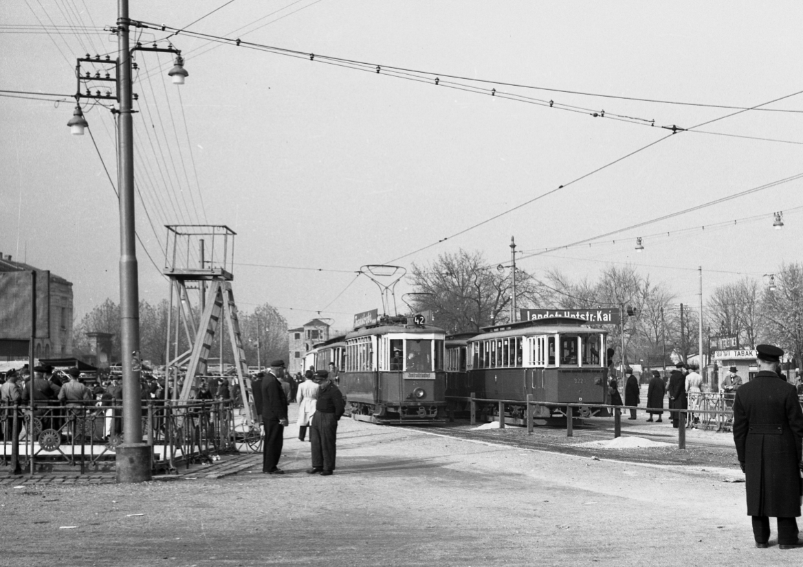 Zentralfriedhofsverkehr 1.November 1952 beim 2.Tor in Simmering mit Zug der Linie 42 Type K 2488 und zwei k2 3369-3348 Beiwagen.In der Gegenrichtung ebenfalls Zug der Linie 42 mit K 2348 und k1 3216-3229.