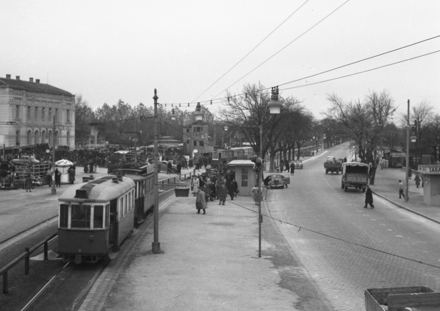 Zentralfriedhofsverkehr November 1952 bei 2.Tor Simmering mit Zug der Linie 6 aber mit Beiwagen Type m2/3  und Type G.