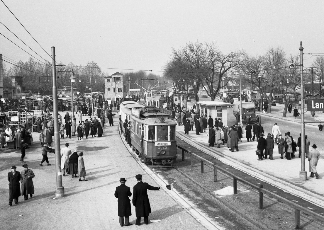 Zentralfriedhofsverkehr November 1952, Zug der Linie 63 mit Type G2 2025 und k2/3 Beiwagen(Dreiwagenzug) beim 2.Tor in Simmering