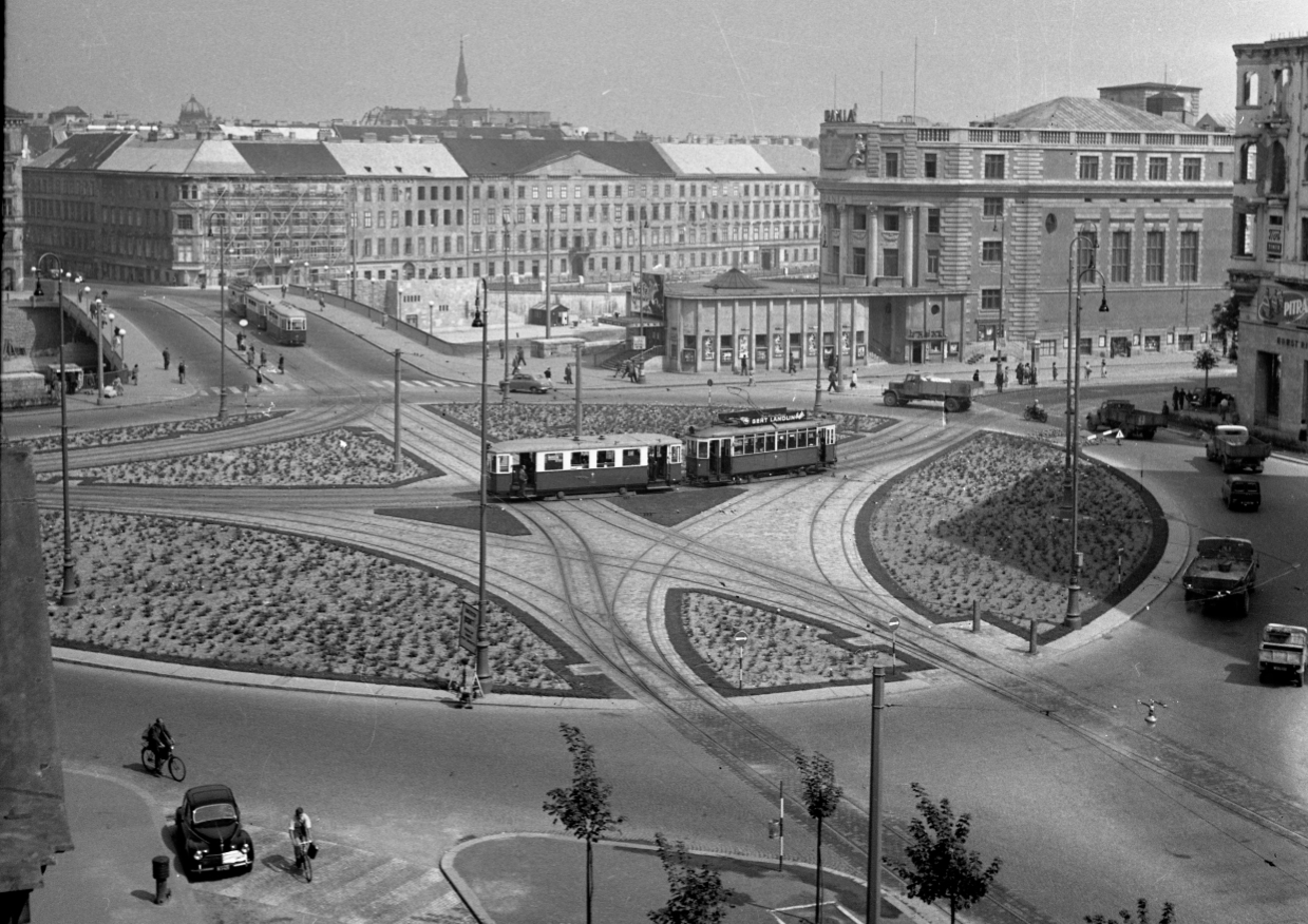 Linie L mit G4 Triebwagen und Beiwagen der Type m3 beim Überqueren des damaligen Aspernplatzes bei Urania, 1952