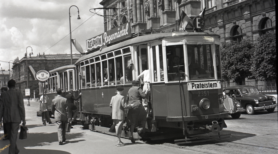 Triebwagen 2351 der Type K, als Linie E2  in der Museumsstraße (damals Lastenstraße), unterwegs, 1953