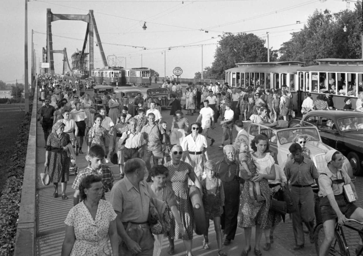 Bäderverkehr im Jahr 1953 bei der Reichsbrücke (damals Brücke der roten Armee)
