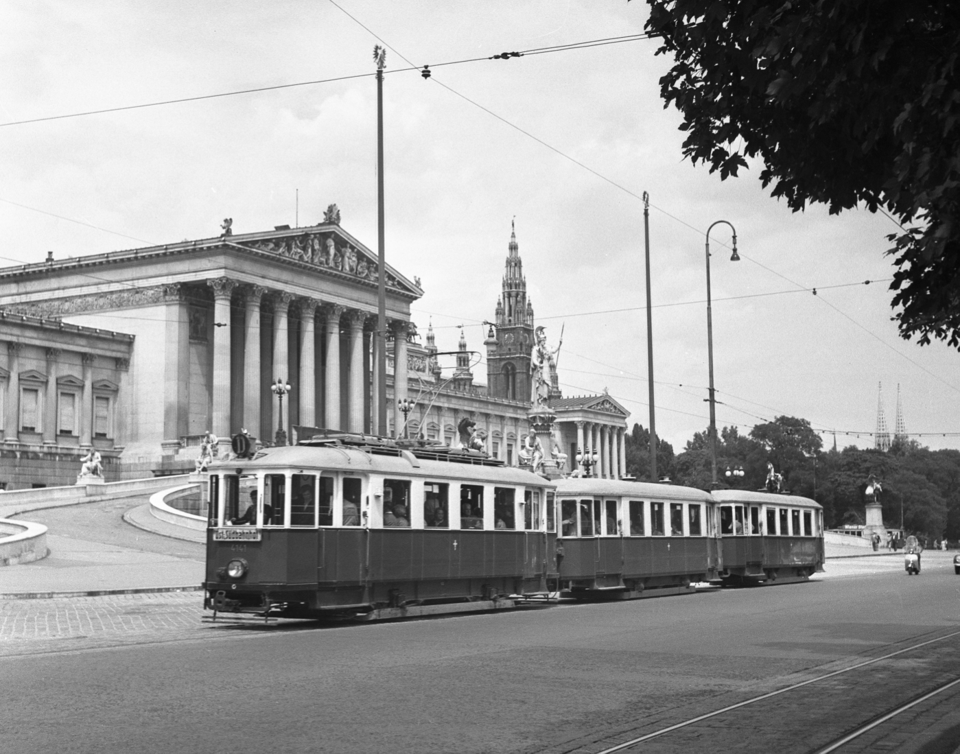 Zug der Linie D mit Dreiwagenzug der Type M-m-m vor dem Parlament am Ring 1953, im Hintergrund das Rathaus