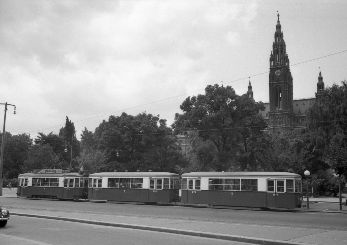 Zug der Linie Ak am Ring beim Rathaus mit einem Dreiwagenzug der Type B-b-b etwa 1953