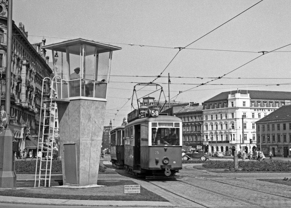 Zug der Linie 58 Mit der Type A beim Westbahnhof Kreuzung Mariahilfer Straße Gürtel, 1953