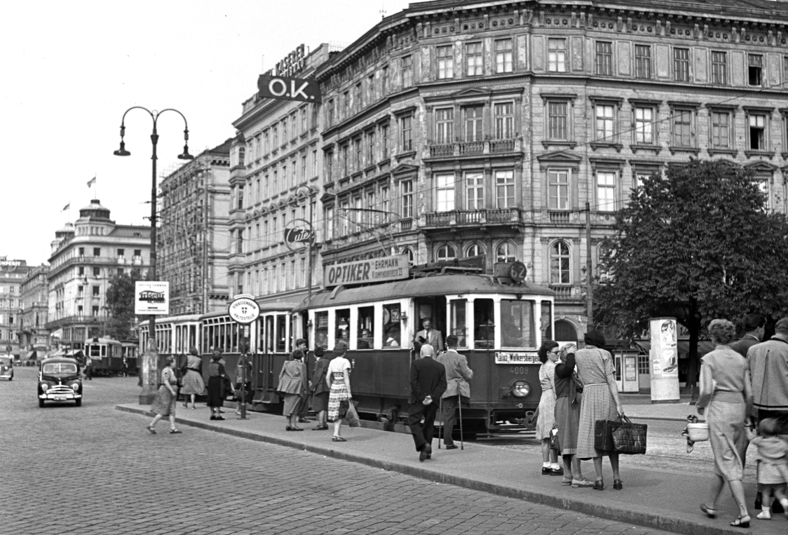 Zug der Linie 62 mit der Type M und zwei kx Beiwagen am Karlsplatz Sommer 1953