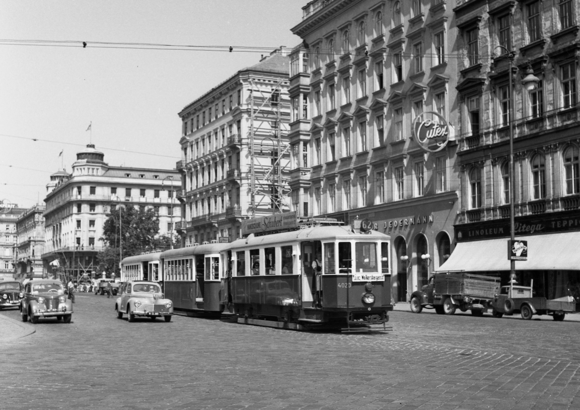 Zug der Linie 62 mit M 4020-k6-k6 in der Kärntnerstraße nahe dem Karlsplatz August 1953 im Hintergrund Hotel Bristol