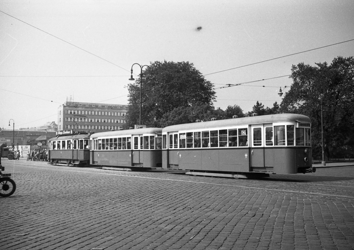 Ein Zug der Linie 62 mit zwei k6 Beiwagen und Triebwagen der Type M am Karlsplatz im August 1953