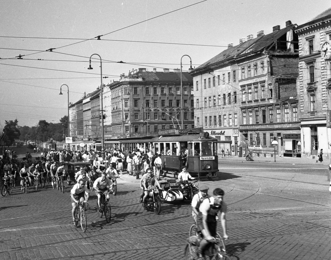Bäderverkehr 1953 mit der Type M und zwei Laternendachbeiwagen, Lassallestraße Mexikoplatz,viel Verkehr mit Radfahrer,dahinter ein Dreiwagenzug der Type B-b-b