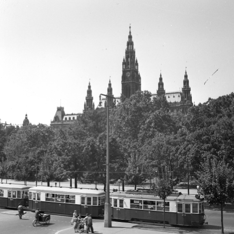 Zug der Linie A am Ring im Hintergrund das Rathaus,Dreiwagenzug der Type B-b-b etwa 1953