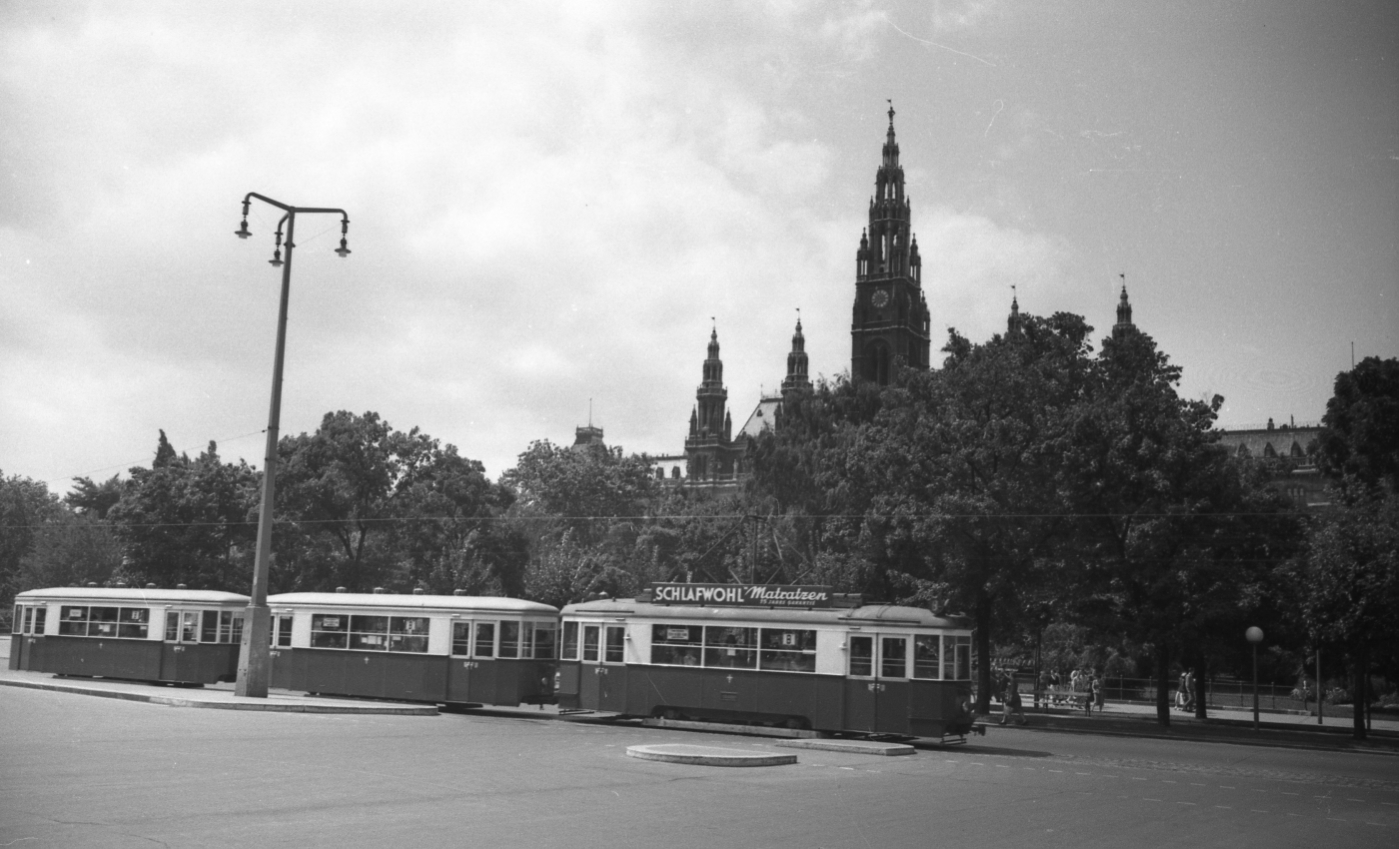 Dreiwagenzug der Type B-b-b der Linie B am Ring vor dem Rathaus im Hintergrund etwa 1953