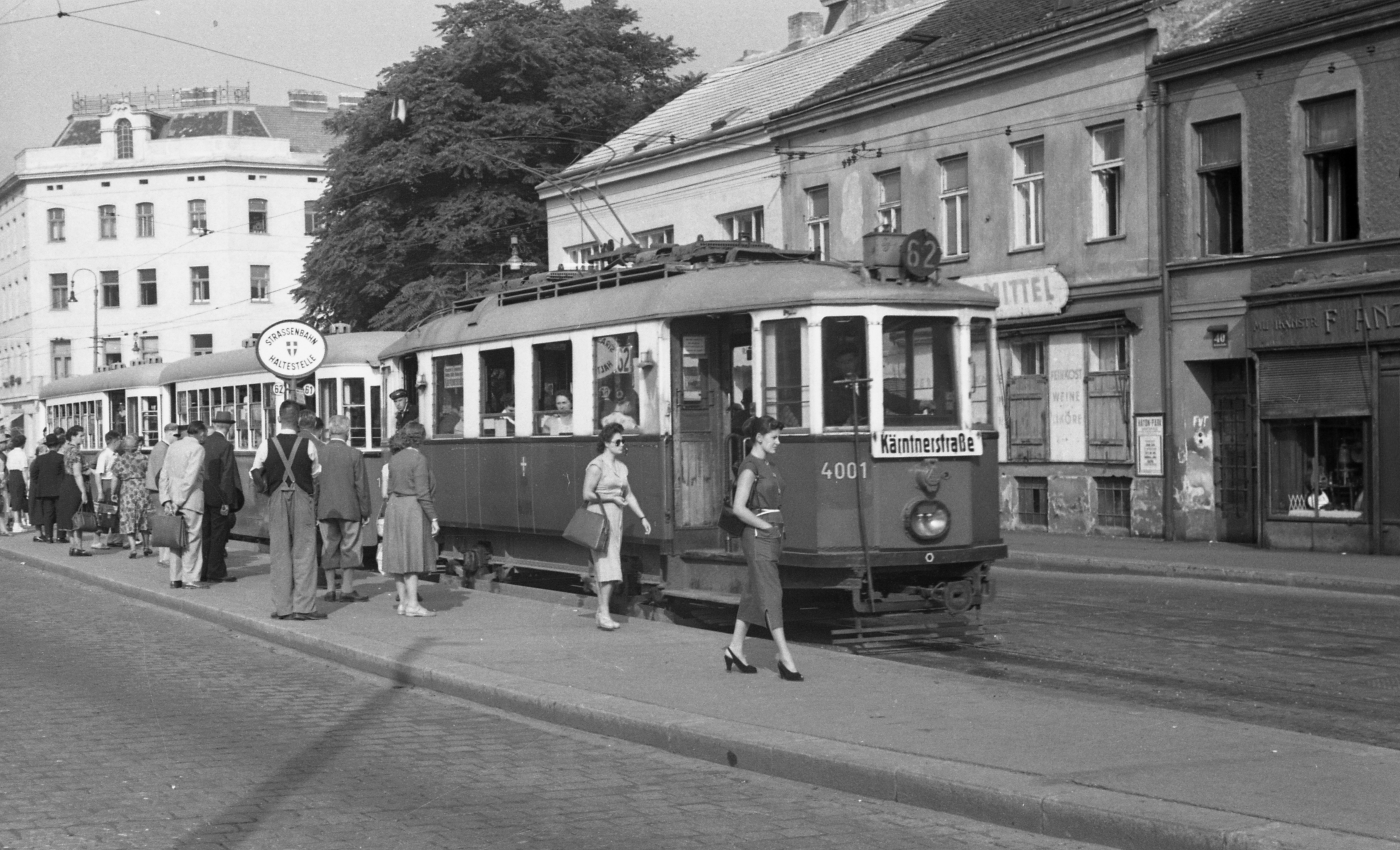 Linie 62 in Meidling(jetzt Philadelphiabrücke) August 1953 mit einem Dreiwagenzug der Type M-k6-k6,Zielschild Kärntnerstraße,Fahrgäste warten in der Station