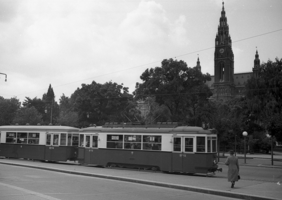 Zug der Linie A mit Dreiwagenzug der Type B-b-b am Ring im Hintergrund das Rathaus etwa 1953
