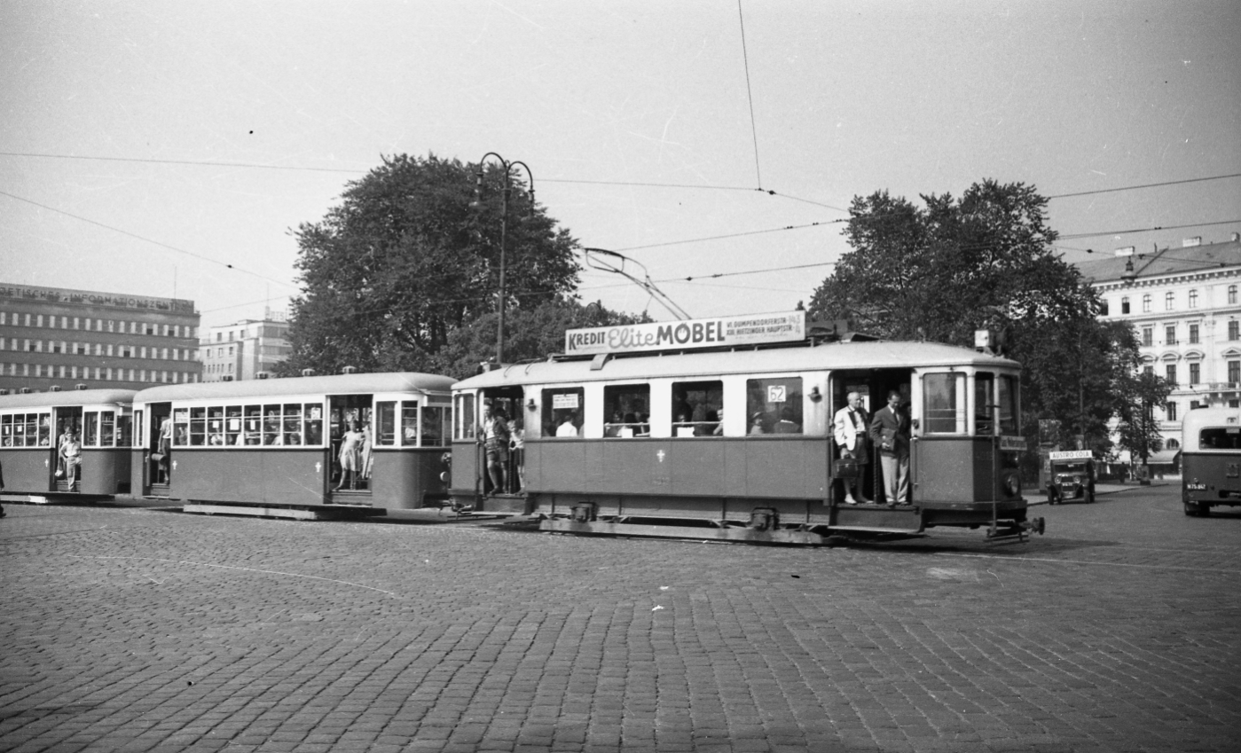 Zug der Linie 62 mit Type M 4017 und zwei k-6 Beiwägen am Karlsplatz im August 1953