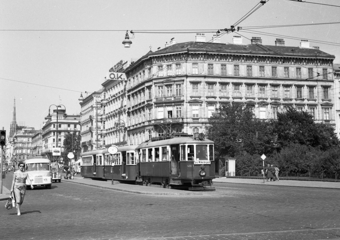 Ein Zug der Linie 62 mit der Wagentype M-4001 und zwei k6 Beiwagen am Karlsplatz in der Haltestelle August 1953