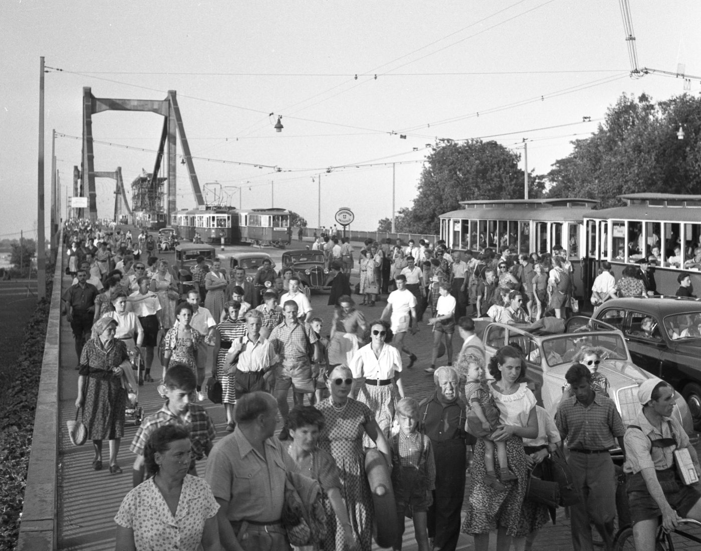 Bäderverkehr Reichsbrücke Juli 1953 bei der Rückfahrt  Richtung Stadt vor dem Mexikoplatz, Type k1, B-b-b im Hintergrund