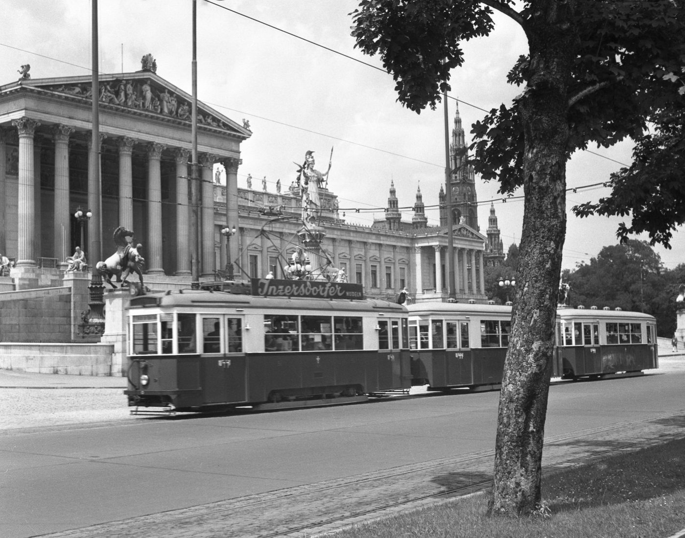 Linie Bk mit Dreiwagenzug der Type B-b-b (Zischer) am Ring beim Parlament,Hintergrund das Rathaus etwa 1953