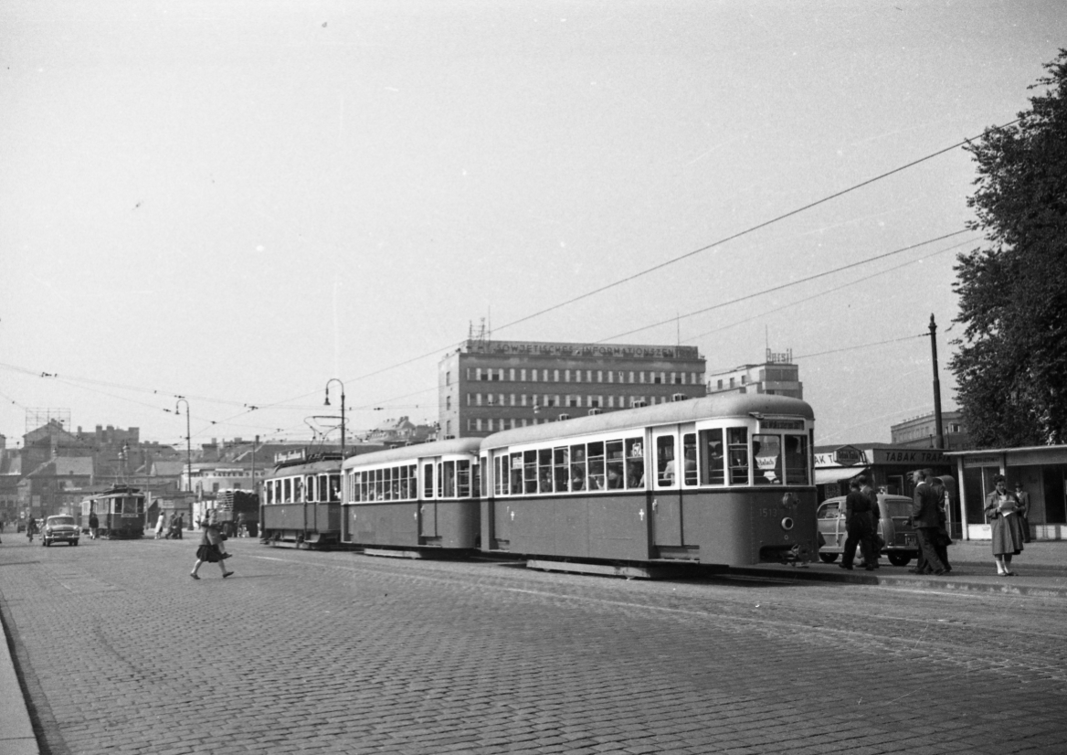 Ein Zug der Linie 62 am Karlsplatz mit der Type k6 und M als Triebwagen im August 1953.Im Hintergrund ein Zug der Linie 66 mit Type G erkennbar!