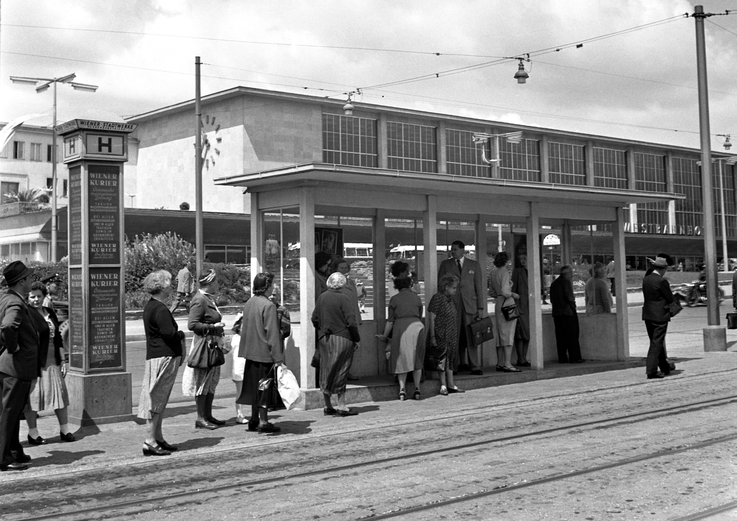 Wartehalle in der Mariahilferstraße beim Westbahnhof am 19.06.1953