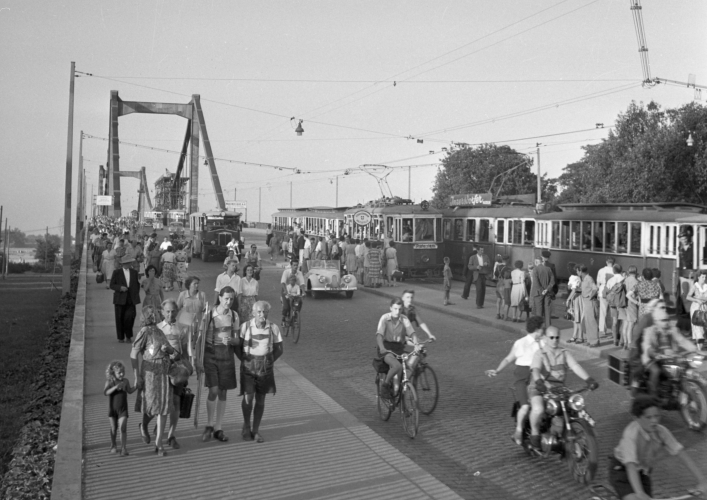 Rückfahrt während des Bäderverkehrs auf der Reichsbrücke an einem Sonntag im Jahr 1953