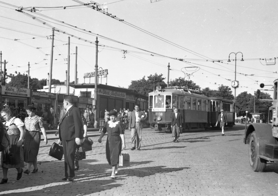 Zug der Linie 62 mit der Type M 4150 und achtfenstrige Tonnendachbeiwagen kommt von der Philadelphiabrücke in die Station, etwa 1939