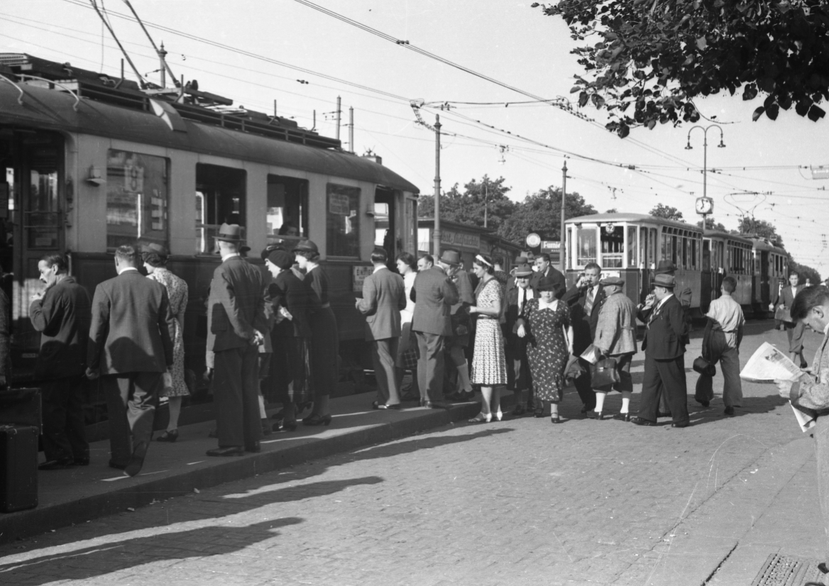 Zug der Linie 8 steht in Station Meidling, viele Fahrgäste stehen in der Haltestelle, Type M etwa 1939