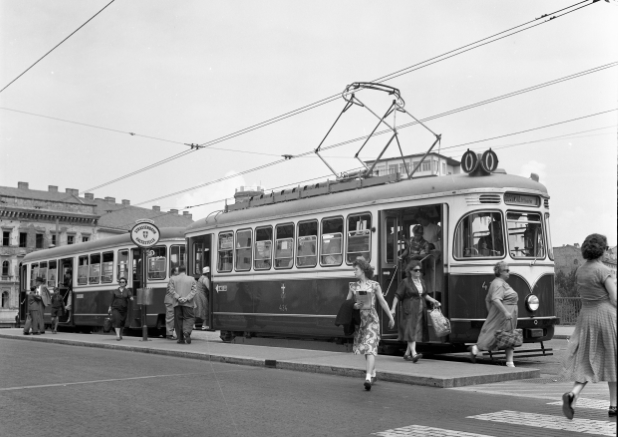 Triebwagen 434 der Type T2 und Beiwagen Type c2 als Linie O; 195