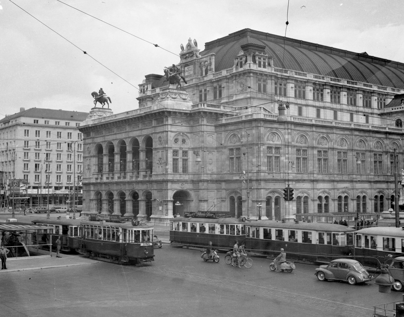 Linie F mit der Type K-m2/3 und B mit einem M-Dreiwagenzug  vor der Oper am Kärtnerring  etwa Juli 1956