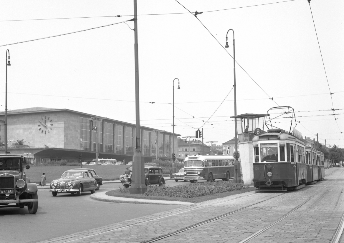 Linie 8 mit Dreiwagenzug der Type B-b-b am Westbahnhof Juli 1956, dahinter ein Bus der Linie 4