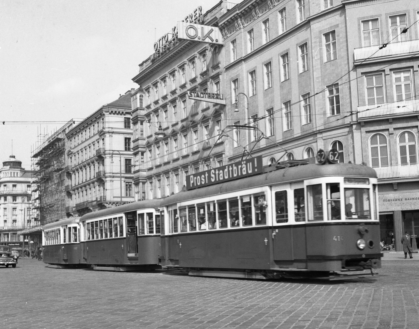 Linie 62 Kärtnerstraße  Karlsplatz mit einem Dreiwagenzug der Type T1-k6-k6 etwa 1956