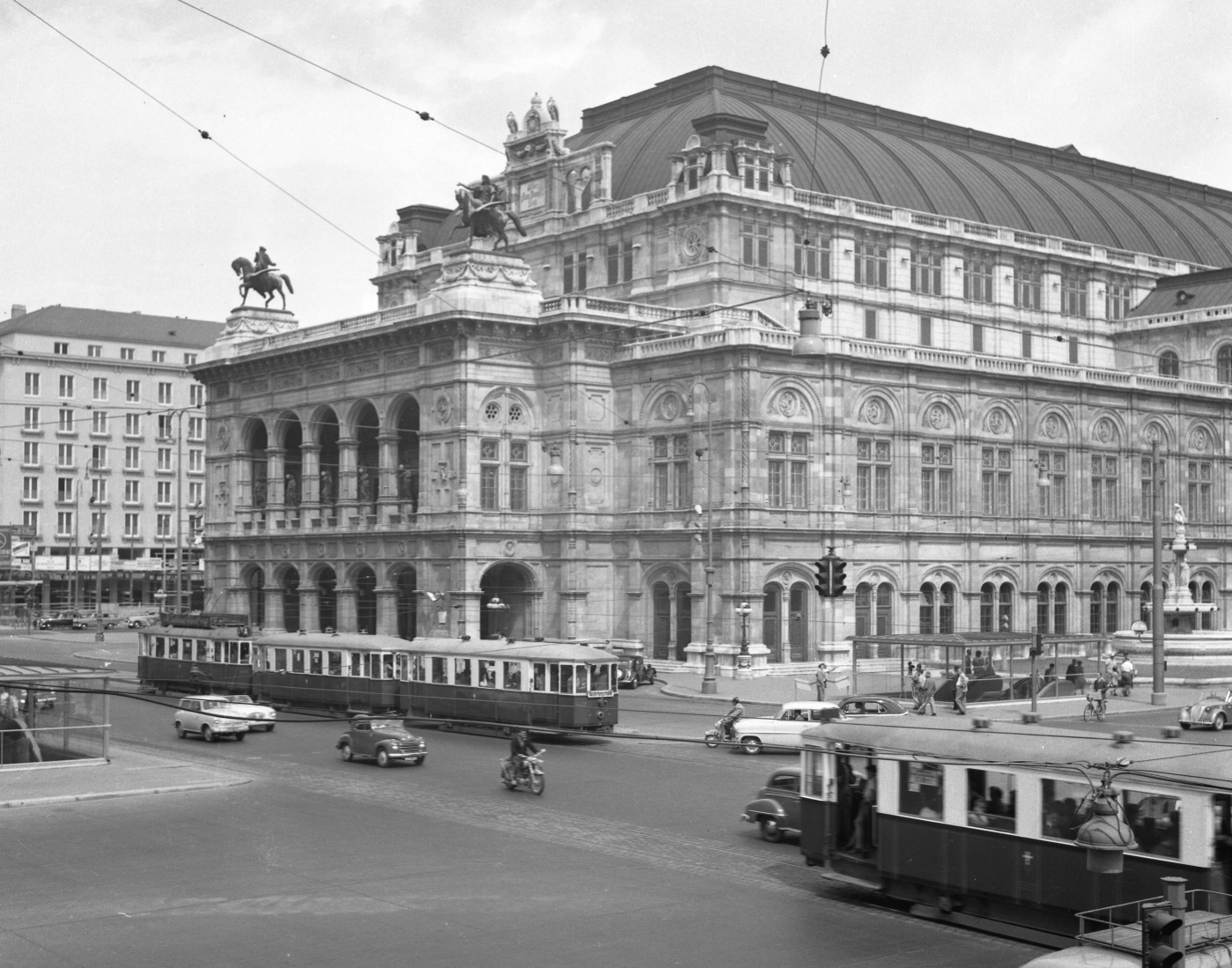 Linie A vor der Oper am Kärtnerring  mit der Type M-m2/3 Dreiwagenzüge etwa Juli 1956