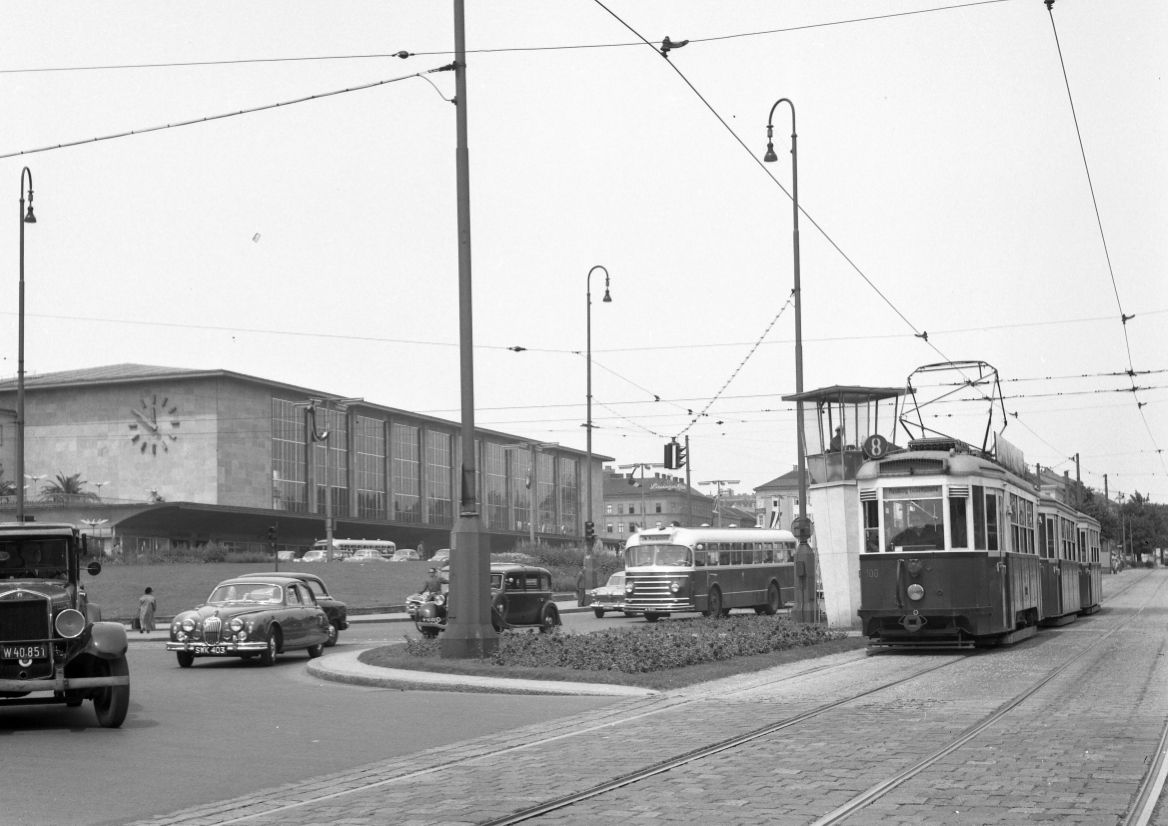 Linie 8 mit Dreiwagenzug der Type B-b-b am Westbahnhof Juli 1956