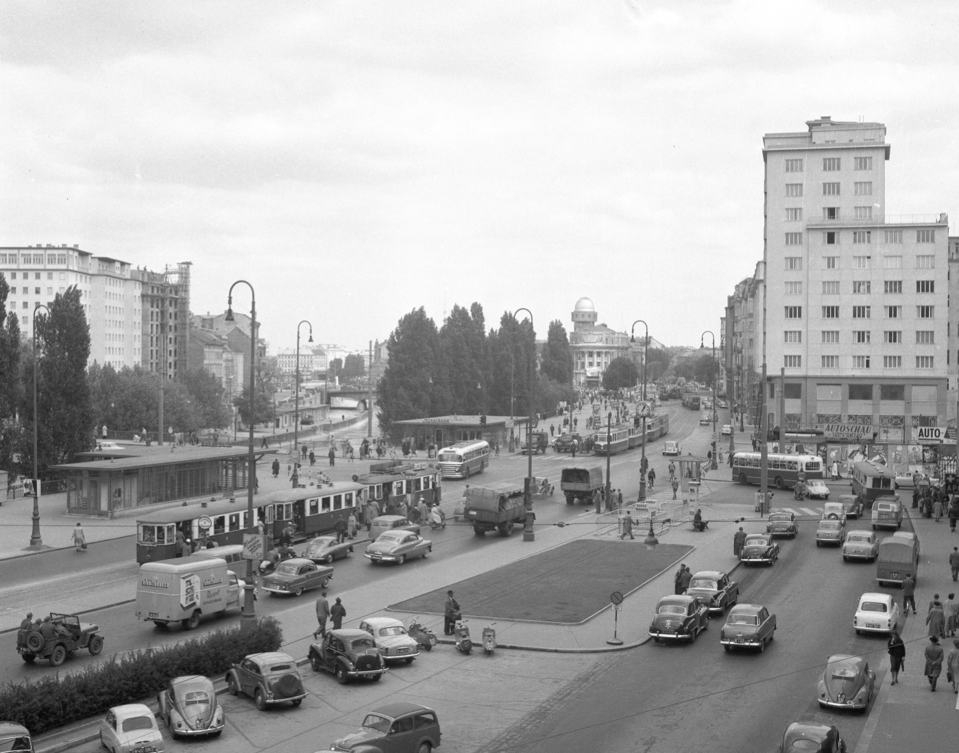 Linie A Schwedenplatz mit der Type M-m2/3 Dreiwagenzüge, dahinter Linie O vermutlich mit T2-c2, dazwischen alte Busse etwa Juli 1957
