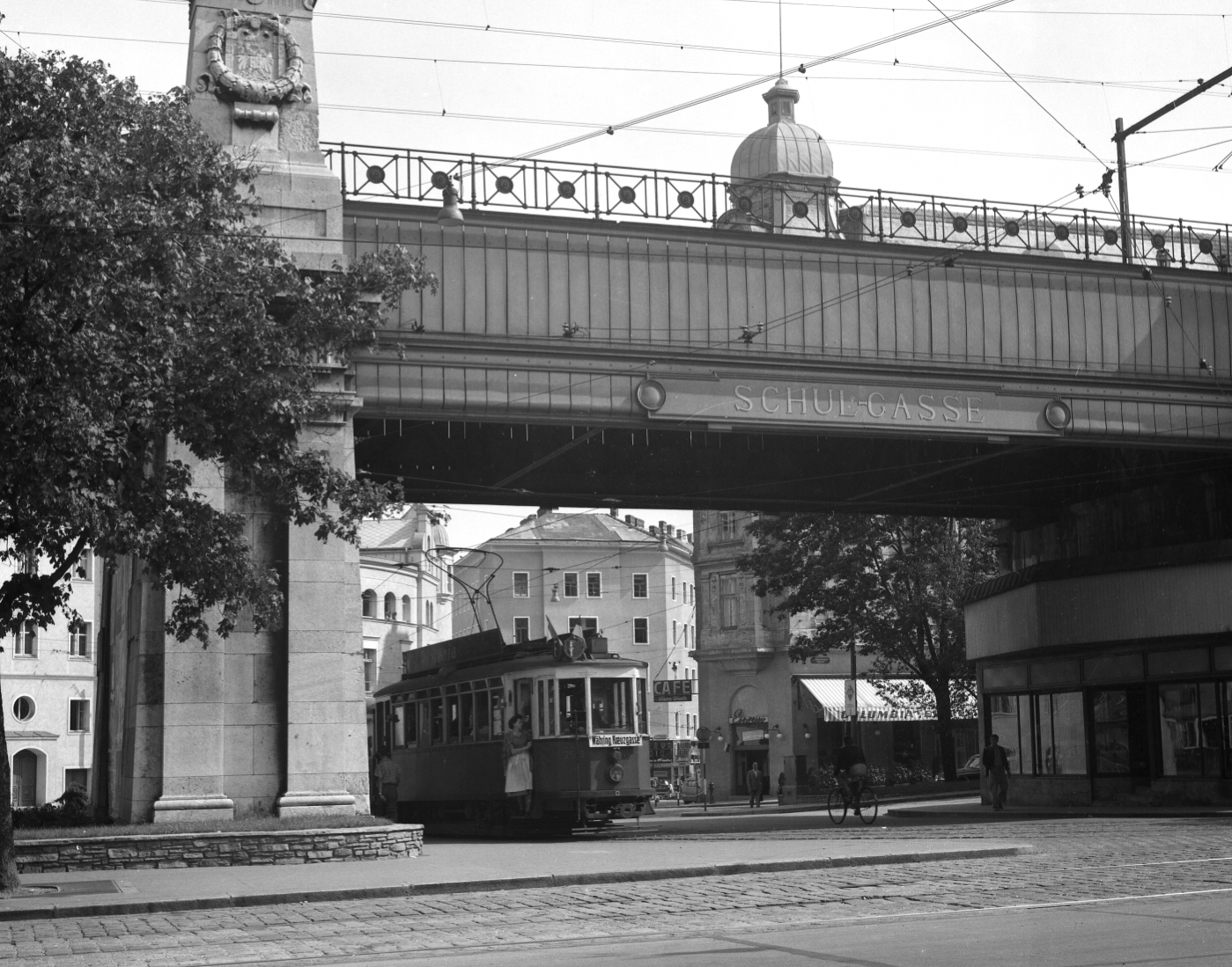 Zug der Linie F mit der Type K bei der Stadtbahnstation Währinger Gürtel, 1957