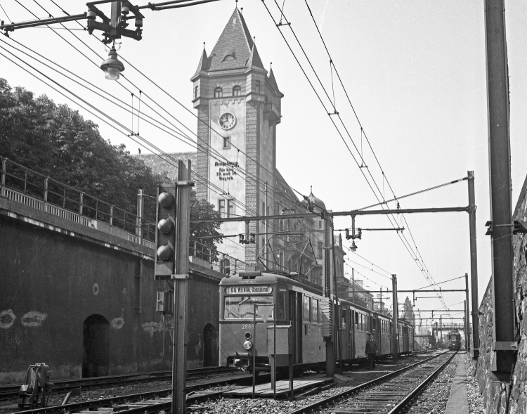 Stadtbahn Linie DG kurz vor der Station Hietzing mit einer N1 Garnitur, Mai 1958