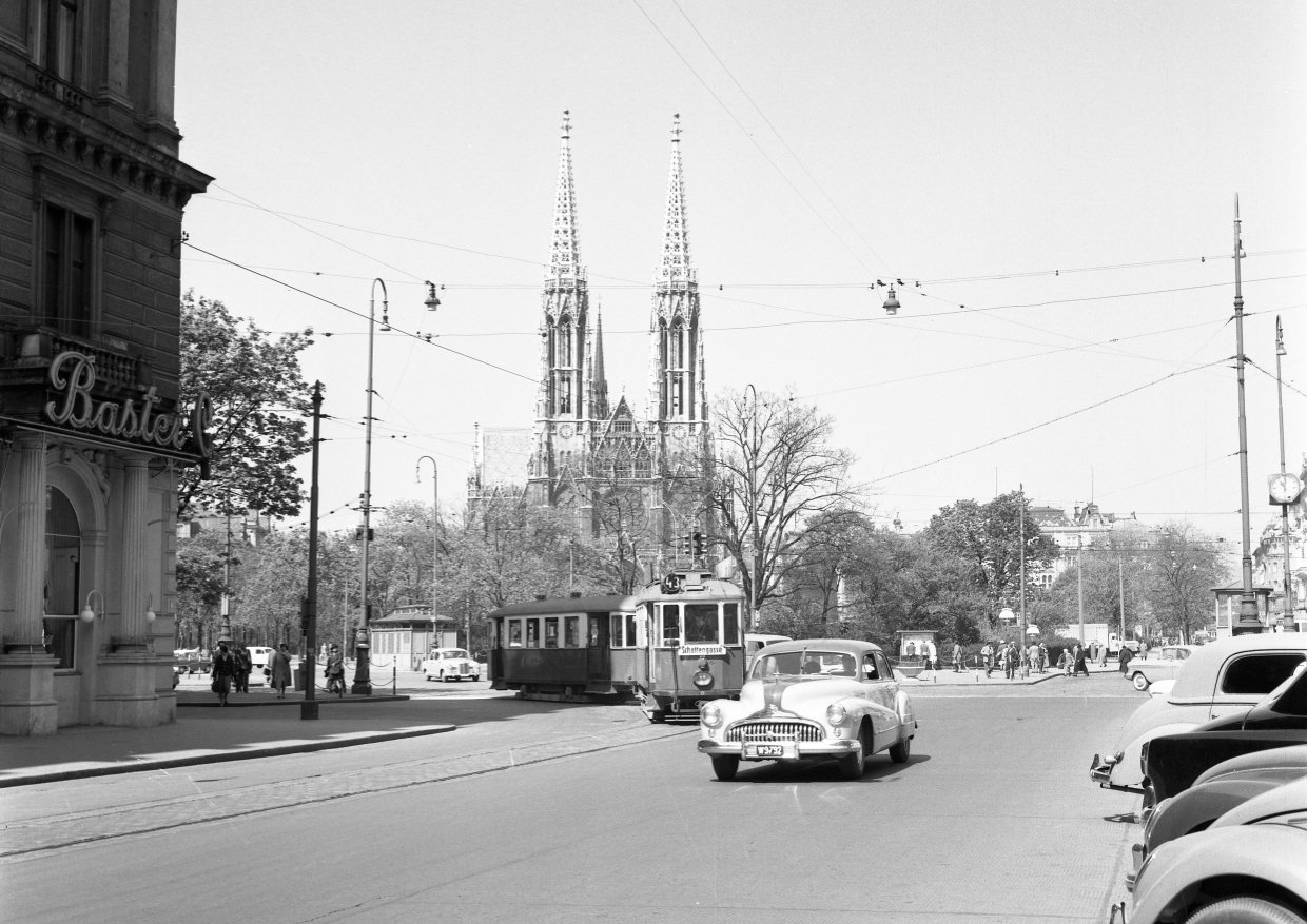 Vor der Votivkirche biegt ein M-Zweiwagenzug als Linie 43 in die Schottengasse ein, 1959