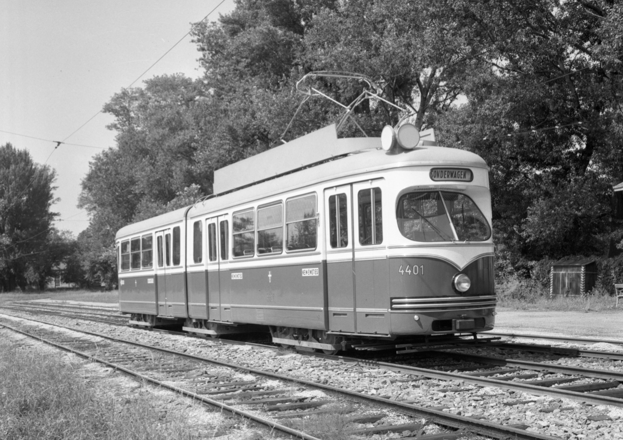 Triebwagen 4401, der Type E, am 13.8.1959 bei Probefahrten in der Freudenau