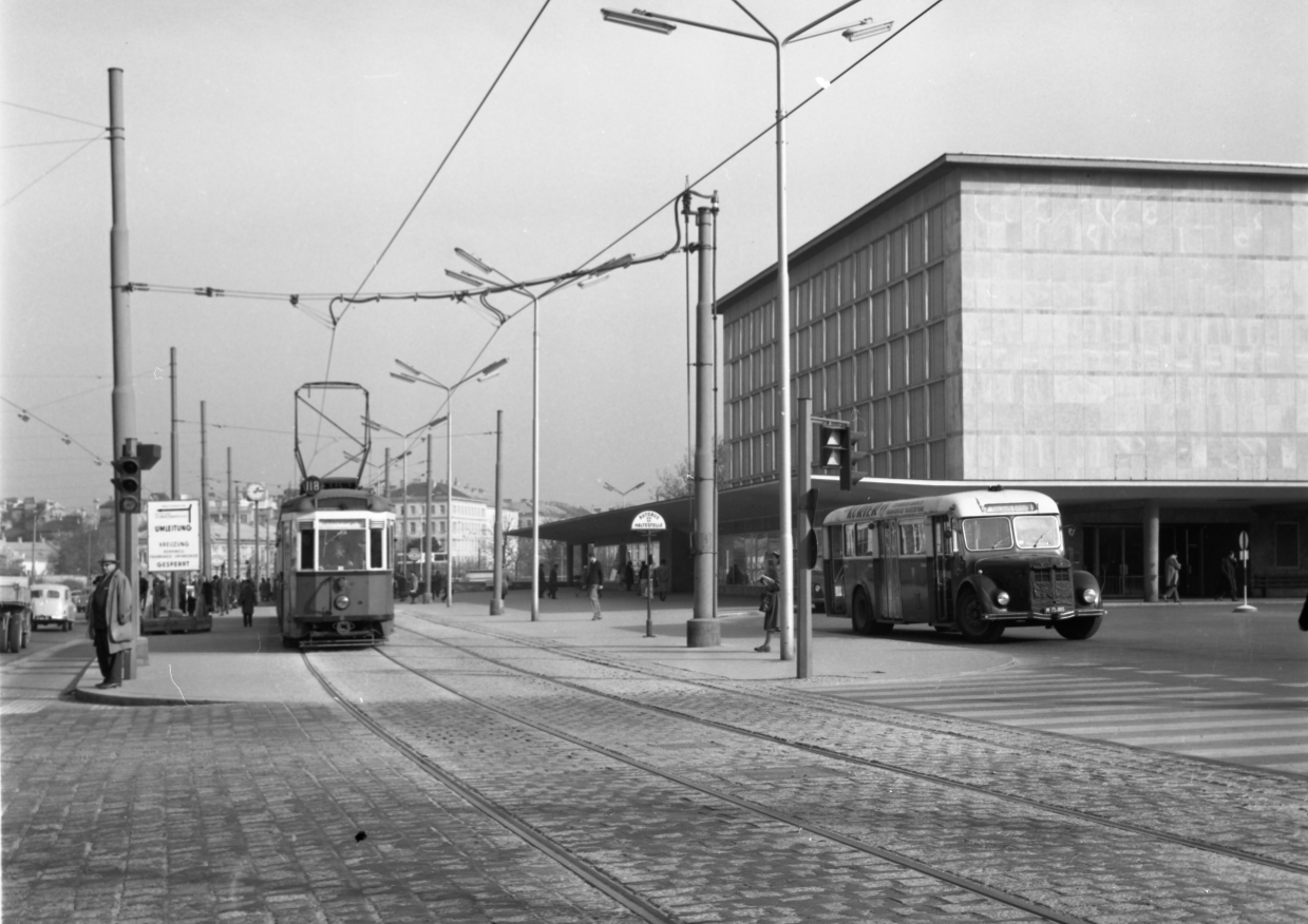 B-Dreiwagenzug der Linie 118 steht bei der neuen Station Südtiroler Platz, 1959