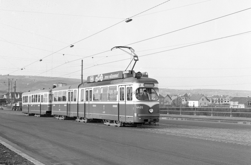 Zug der Linie 132 mit der Wagentype E-c3 am Eisenbahnerberg bei Strebersdorf,Pragerstraße, Fahrtrichtung Floridsdorf, 9.April 1960