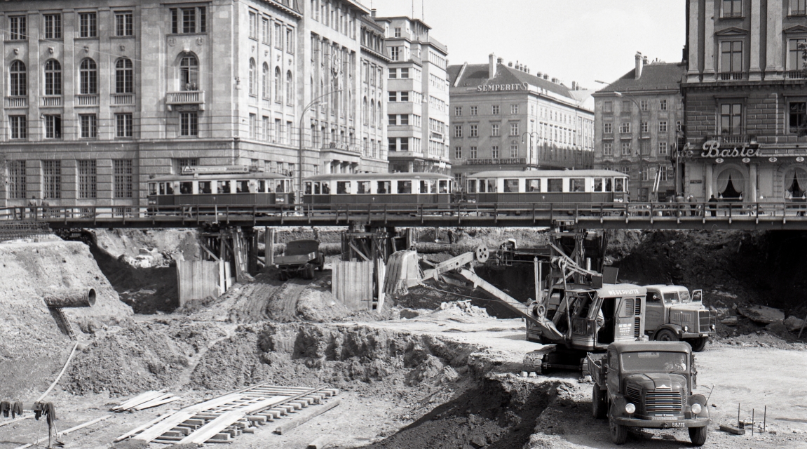 Dreiwagenzug der Linie  A fährt über Behelfsbrücke, 1960