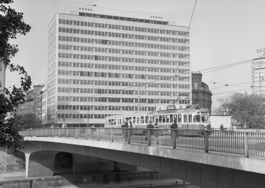 Linie O mit auf der Schwedenbrücke mit der Type T2-c3