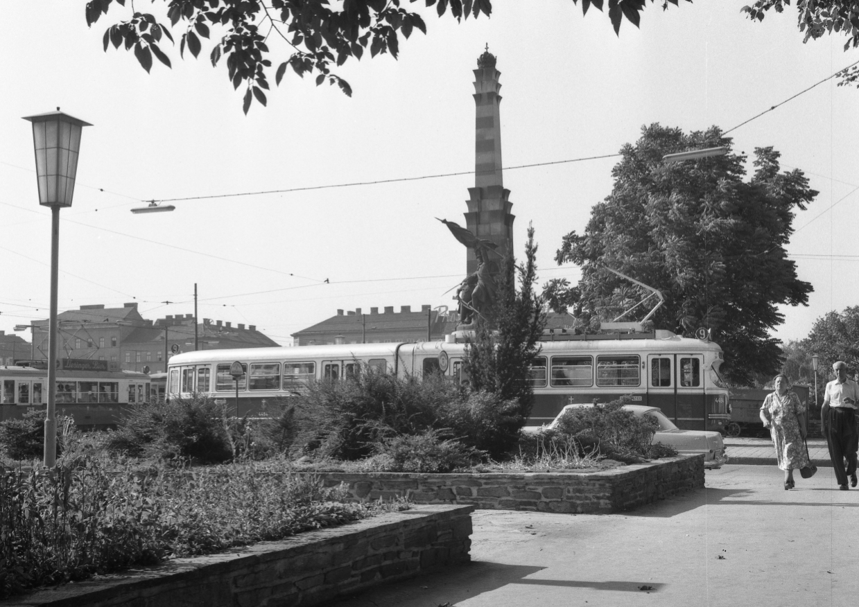 Station Westbahnhof mit Zug der Linie 9 Type E und im Hintergrund Linie 18 Type B Juli 1962