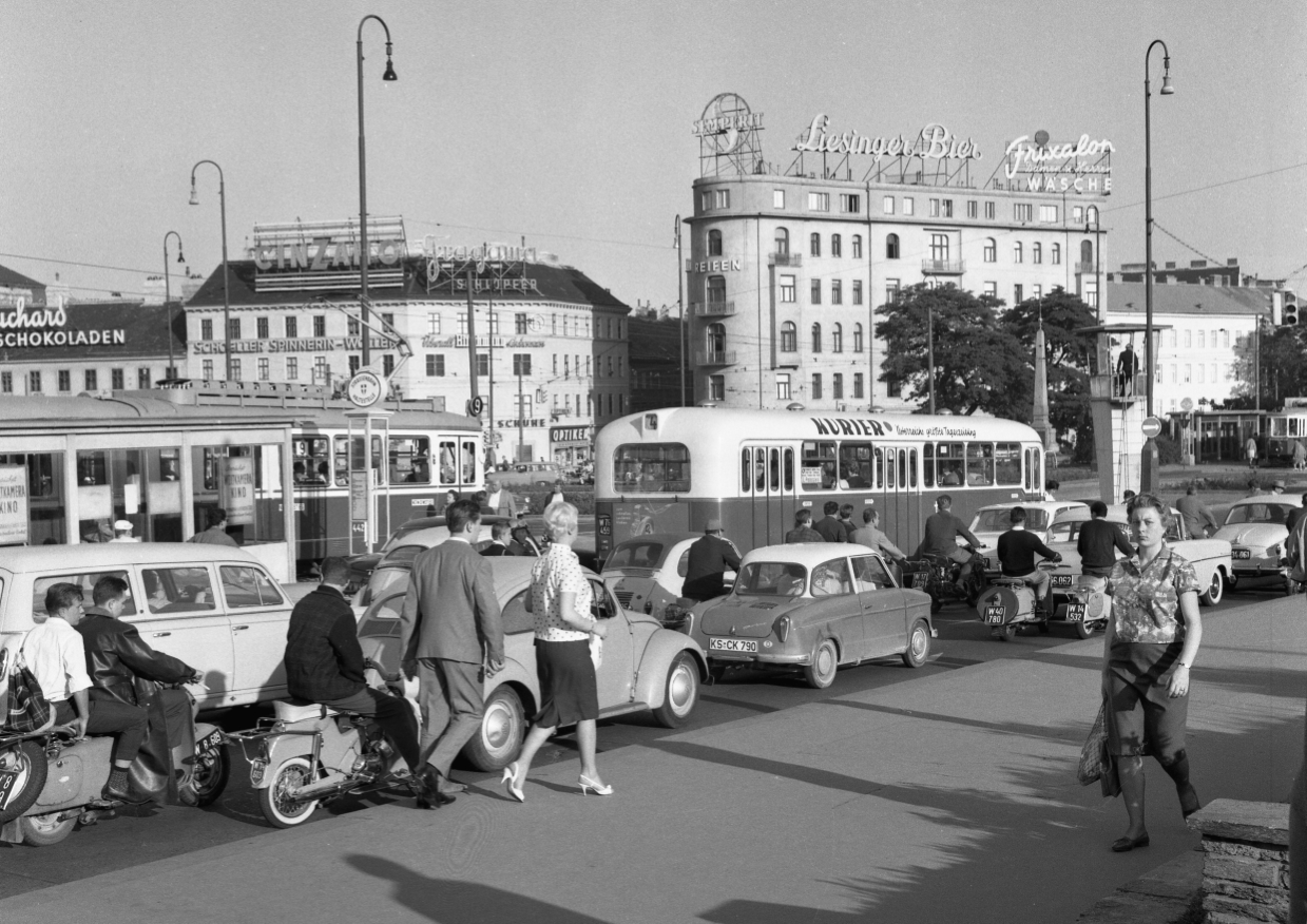 Station Westbahnhof  mit Linie 9 Type E und Linie 4 Type U10, hohes Verkehrsaufkommen, Juli  1962