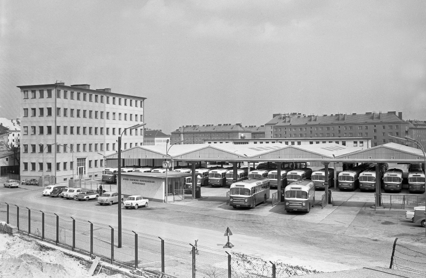 Garage Spetter mit diversen Bussen im Oktober 1962