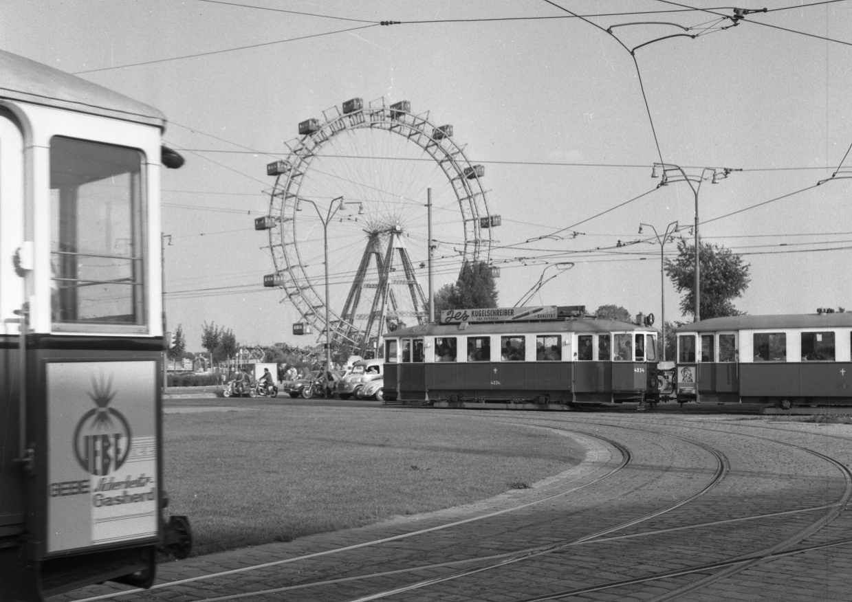 Praterstern mit Riesenrad und Zug der Linie A mit Type M-m2/3 im August 1962