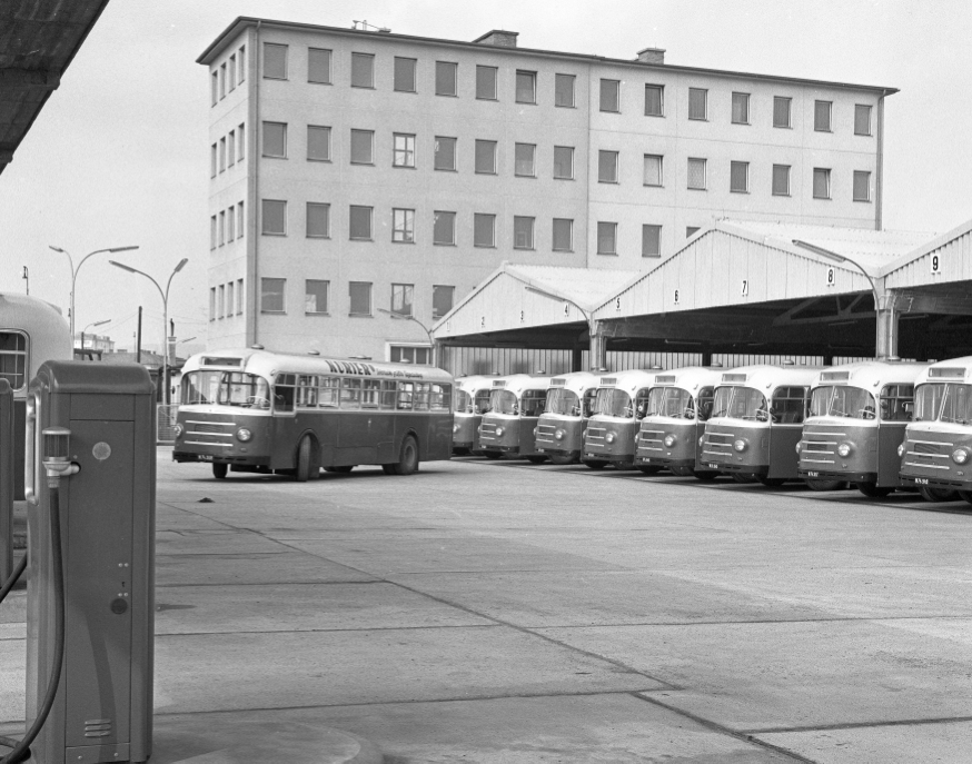 Garage Spetter mit diversen Bussen im Oktober 1962
